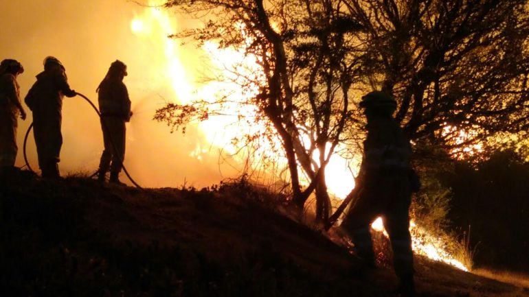 Operativos trabajan para controlar el fuego de Valderredible