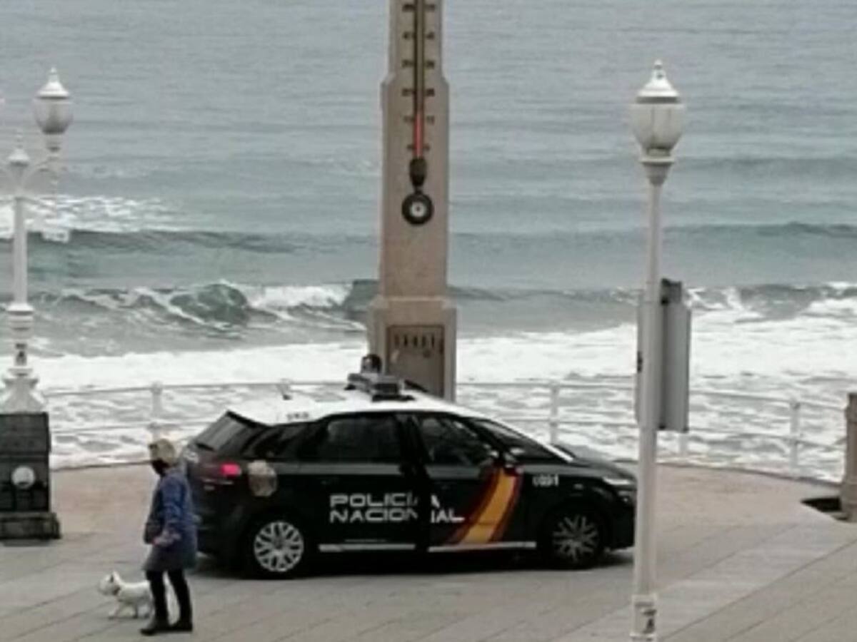 Sancionan a un hombre por bañarse en San Lorenzo pese al estado de alarma