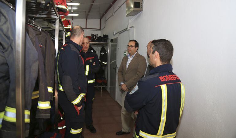 El alcalde de Leganés visitó las instalaciones reformadas del Parque de Bomberos.