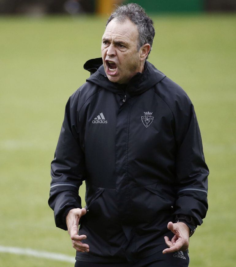 El nuevo entrenador del Osasuna Joaquín Caparrós, durante su primer entrenamiento con la plantilla rojilla hoy en las instalaciones de Tajonar. 