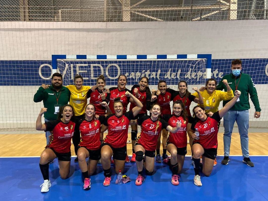 Jugadoras y cuerpo técnico del Lanzarote Zonzamas tras ganar en la cancha del Oviedo.
