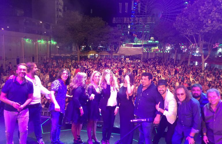 Los músicos y cantante de la Fiesta de Radiolé en el escenario