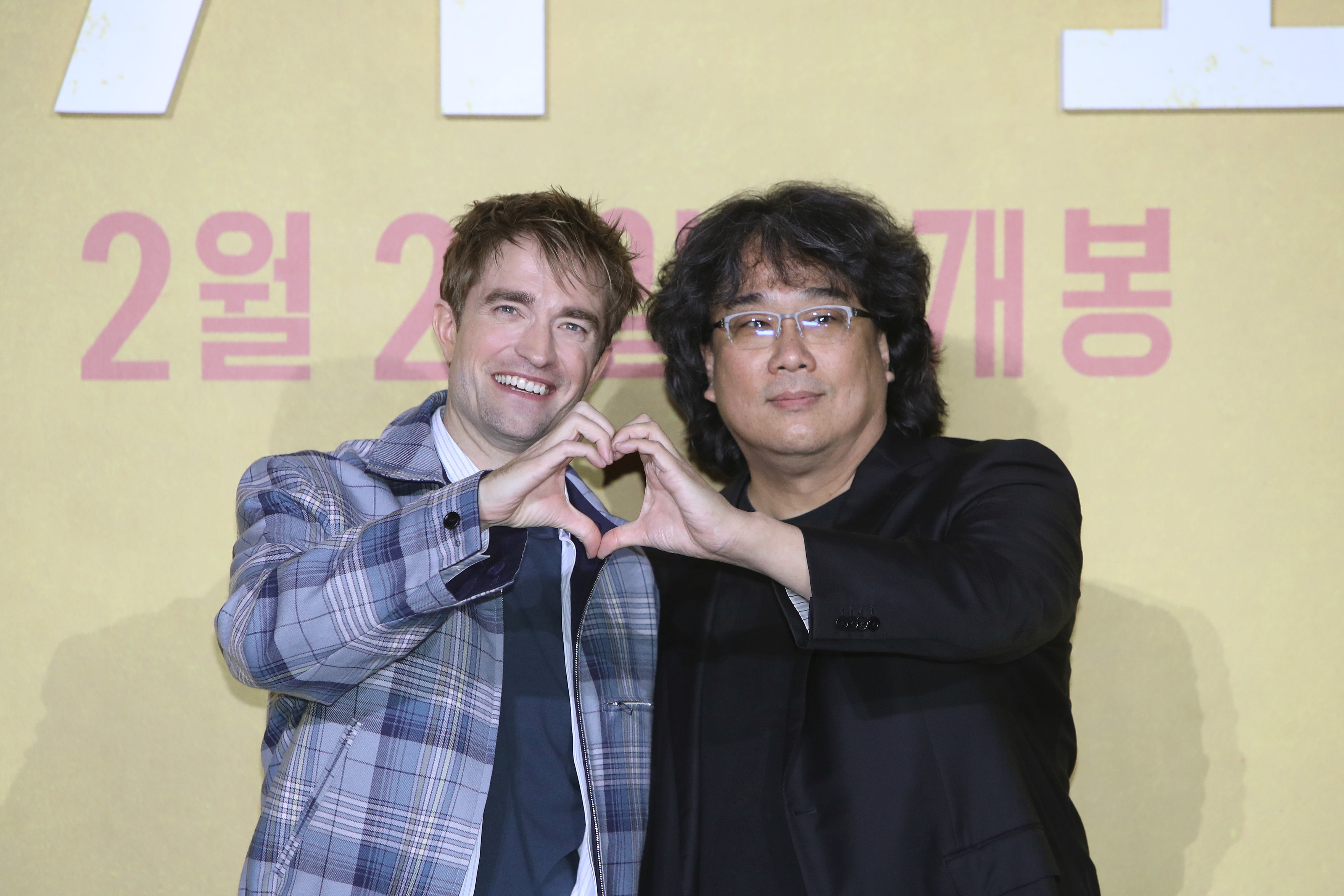 Bong Joon-ho y Robert Pattinson, protagonista de su nueva película &#039;Mickey 17&#039;.