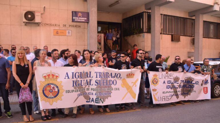 Concentración en la Comisaría de Linares.