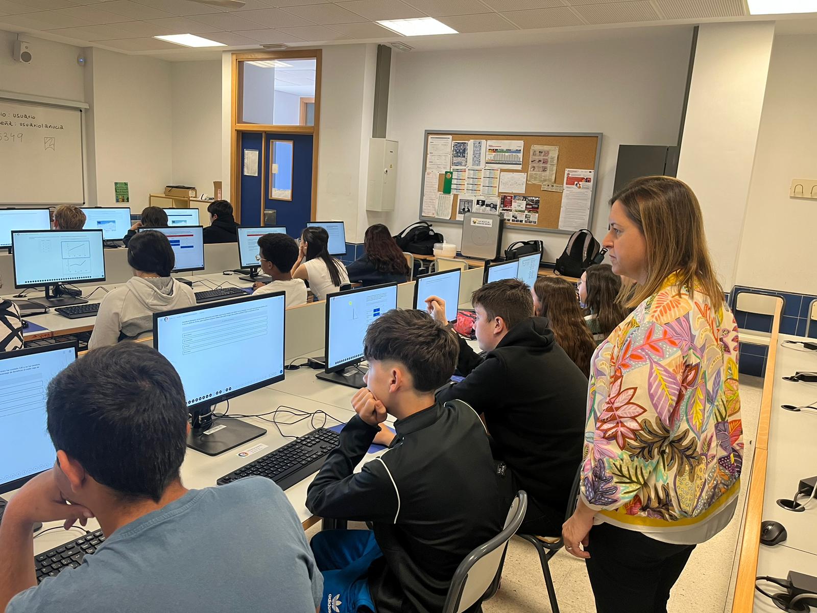 Alumnos y alumnas de centros educativos en la Comunitat Valenciana realizando una prueba de evaluación de contenidos