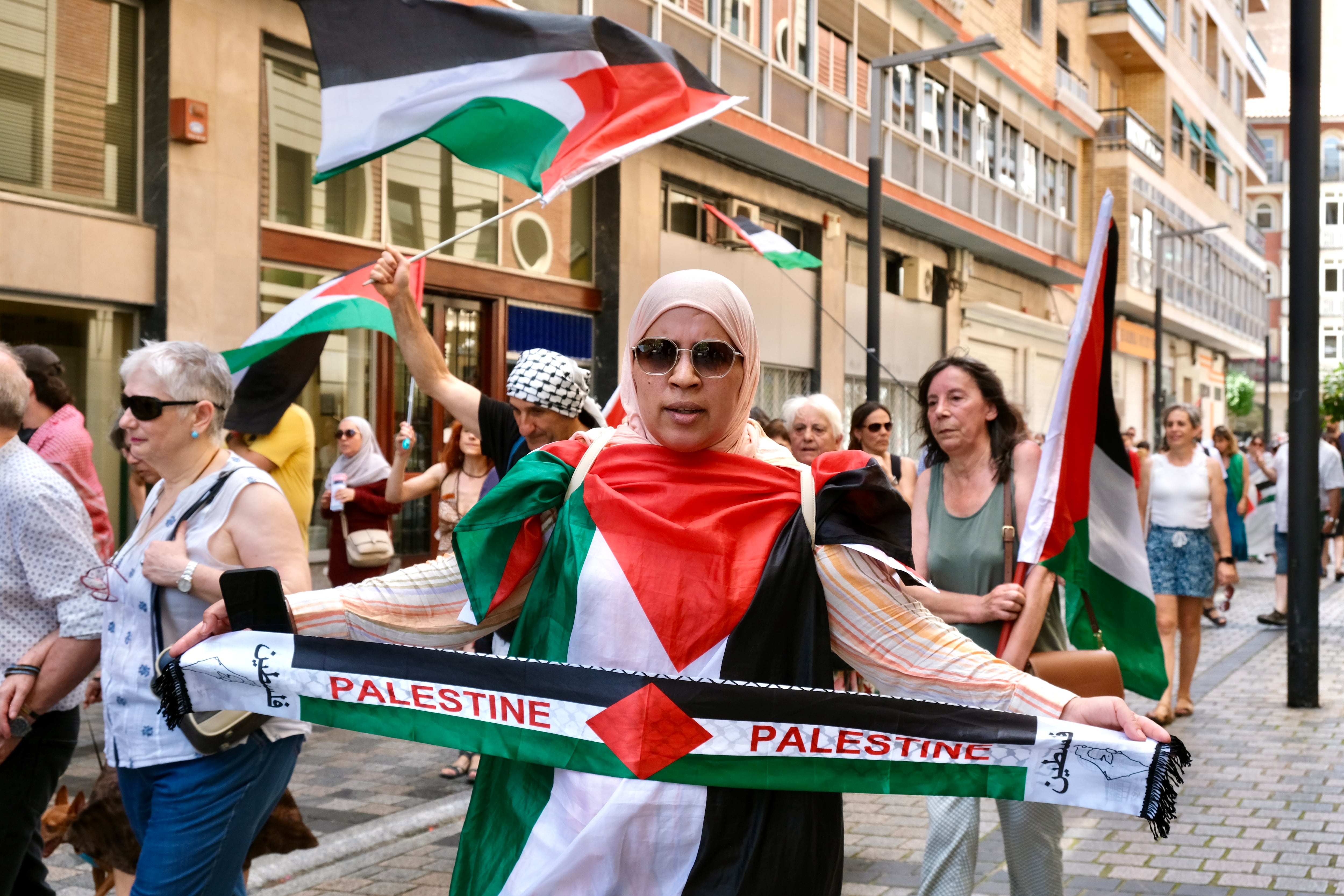 LOGROÑO, 21/06/2025.- Manifestación que se enmarca en la XVIII jornada estatal de lucha promovida por la Red Solidaria Contra la Ocupación de Palestina (RESCOP), en un momento crítico en el que el horror en Palestina no cesa y el silencio institucional persiste este sábado en Logroño. EFE/Raquel Manzanares