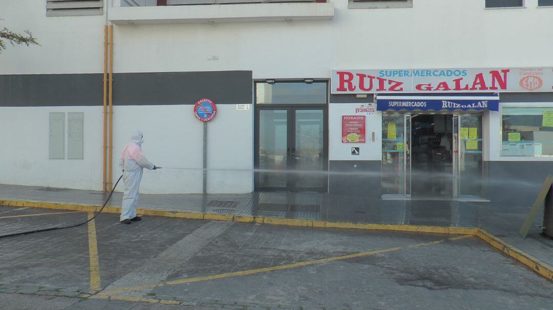 Tareas de desinfección en un supermercado de San Roque.