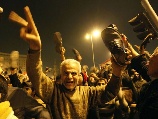Cientos de miles de personas siguen desafiando esta noche el toque de queda en El Cairo