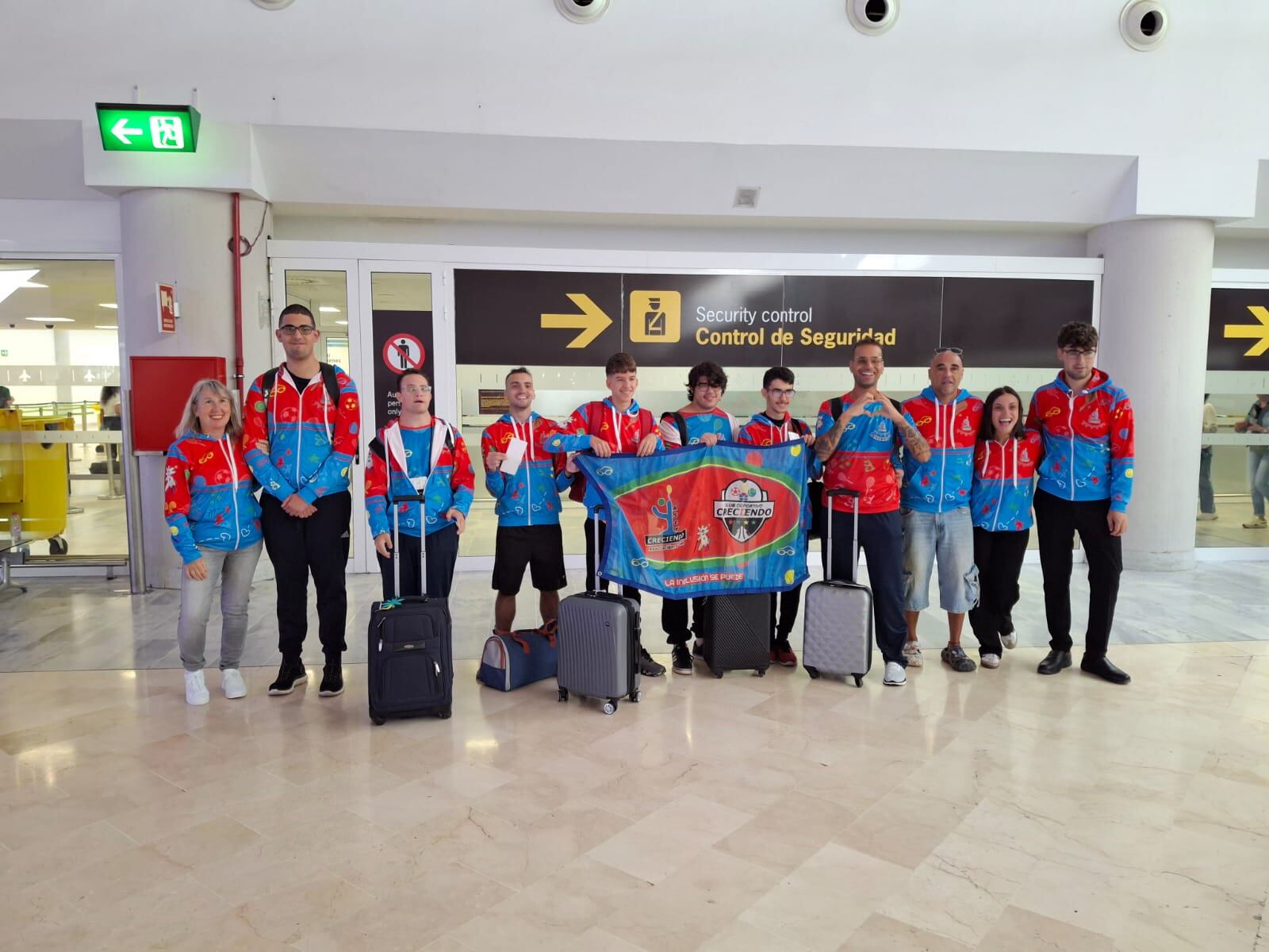 Los y las jóvenes futbolistas del Club Deportivo Creciendo partiendo hacia Castellón.