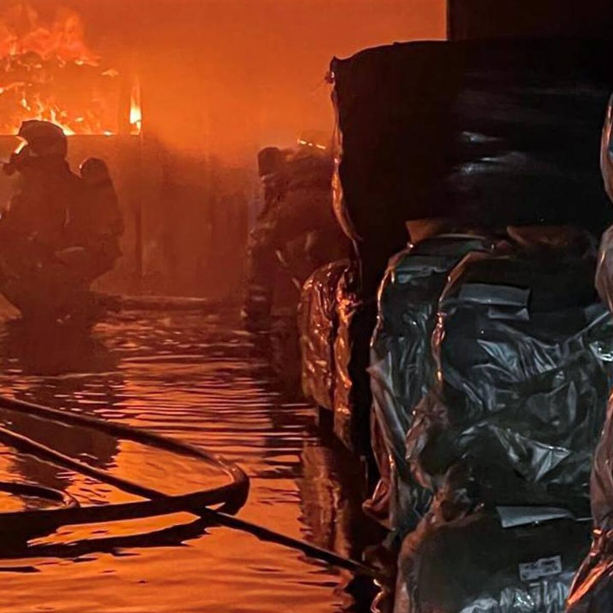 Controlado el incendio en una nave de curtidos de Elda