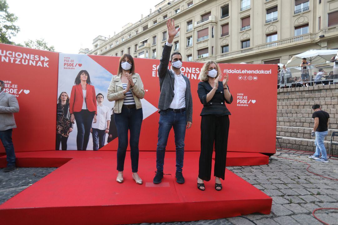 El presidente del Gobierno, Pedro Sánchez (c); y la candidata a lehendakari del PSE-EE, Idoia Mendia (1i), aplauden durante un acto en la Plaza de los Fueros de Vitoria