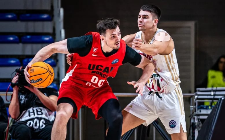 Rodions Kurucs con el balón