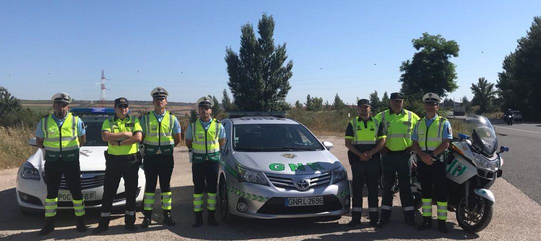 Miembros de la Guardia Nacional Republicana de Portugal junto a guardias civiles de tráfico en la campaña de control de vehículos pesados