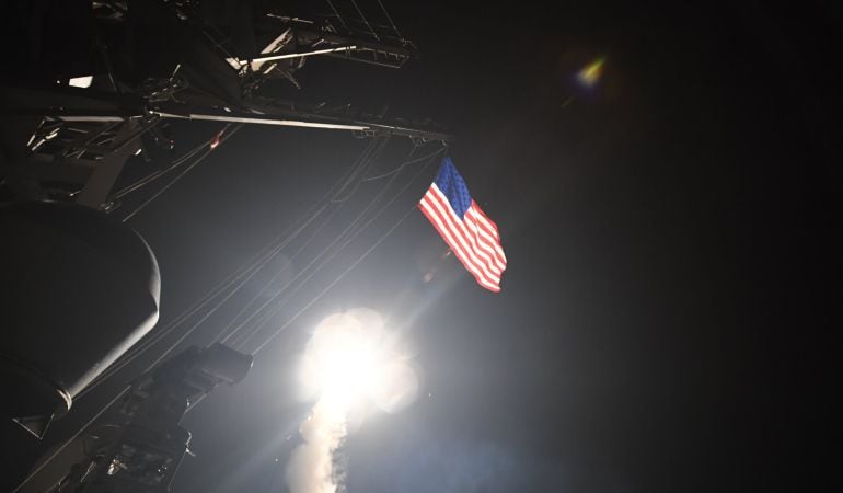 Fotografía cedida por la Oficina de Información de la Marina de los Estados Unidos que muestra la nave destructora de misiles USS Porter al momento de lanzar un ataque con misiles Tomahawk en el Mar Meditarráneo, este viernes 7 de abril de 2017