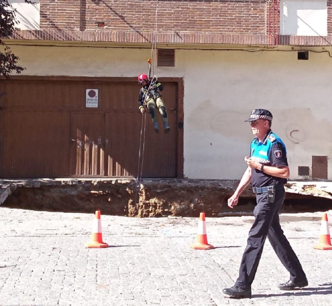 Los bomberos inspeccionaban esta mañana el socavón en la plaza de Aurelio Hernández