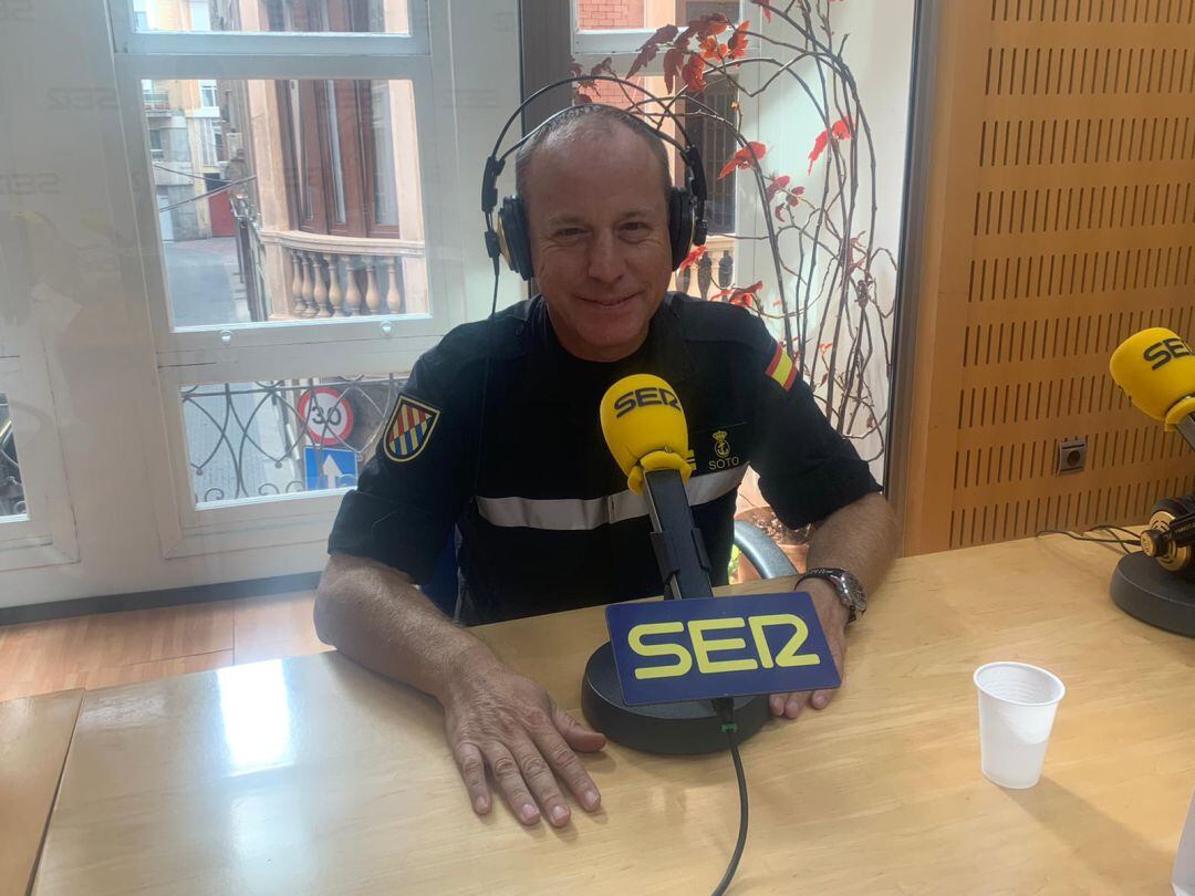 El Capitán Soto en los estudios de Radio Murcia