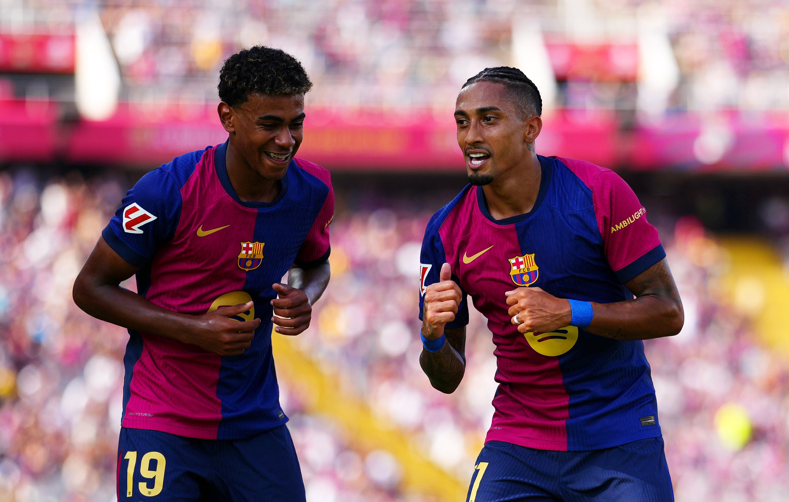 Lamine Yamal y Raphinha celebran uno de los goles del FC Barcelona ante el Real Valladolid en Liga / (Photo by Alex Caparros/Getty Images)