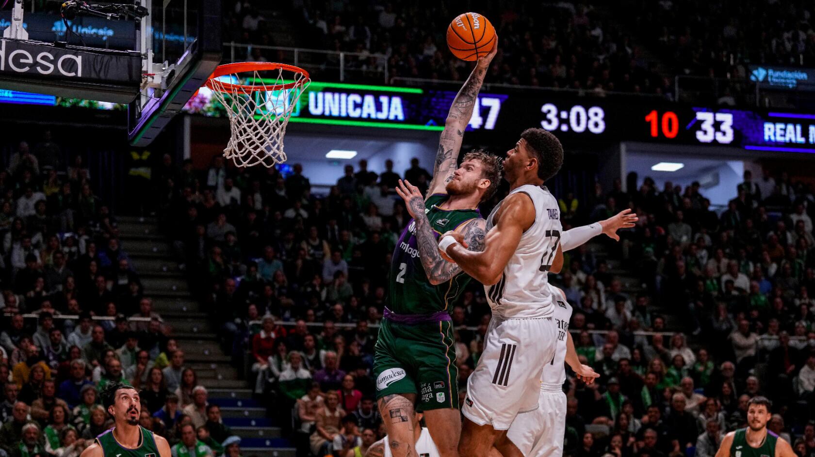 El pívot polaco del Unicaja Olek Balcerowski en una acción del partido ante el Real Madrid