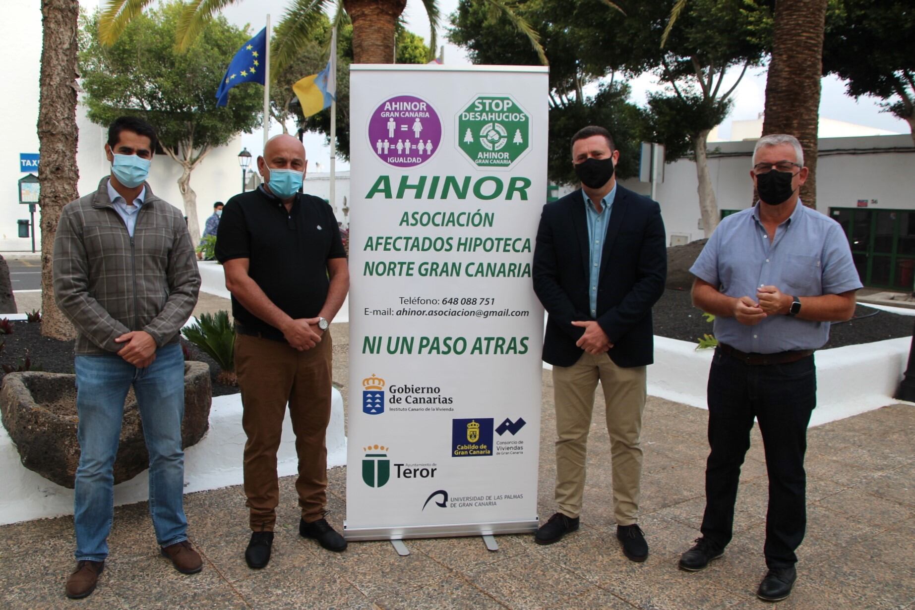 Autoridades municipales de Yaiza con representantes de AHINOR.