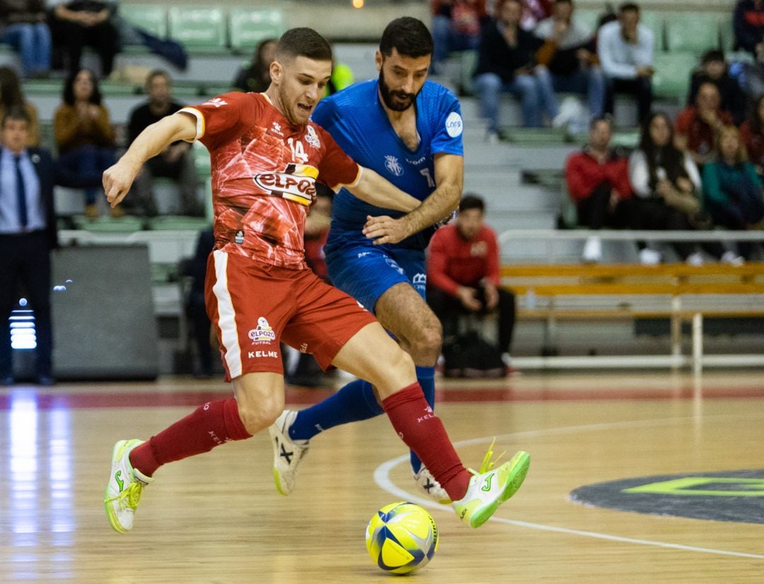 Fernando luchando el balón