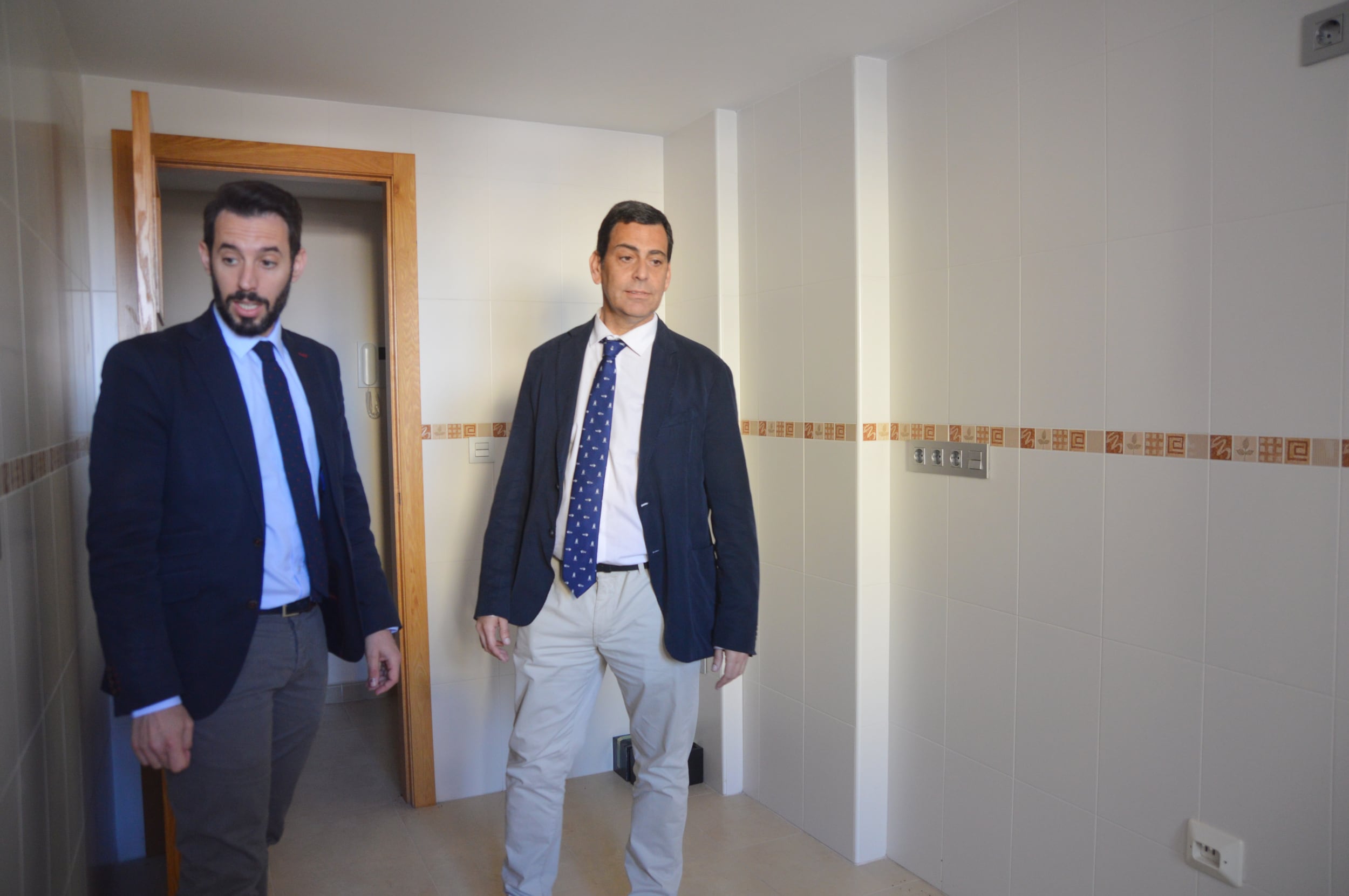 El consejero de Fomento e Infraestructuras, José Ramón Díez de Revenga, durante su visita a una de las viviendas de próxima adquisición a la Sareb para alquiler asequible