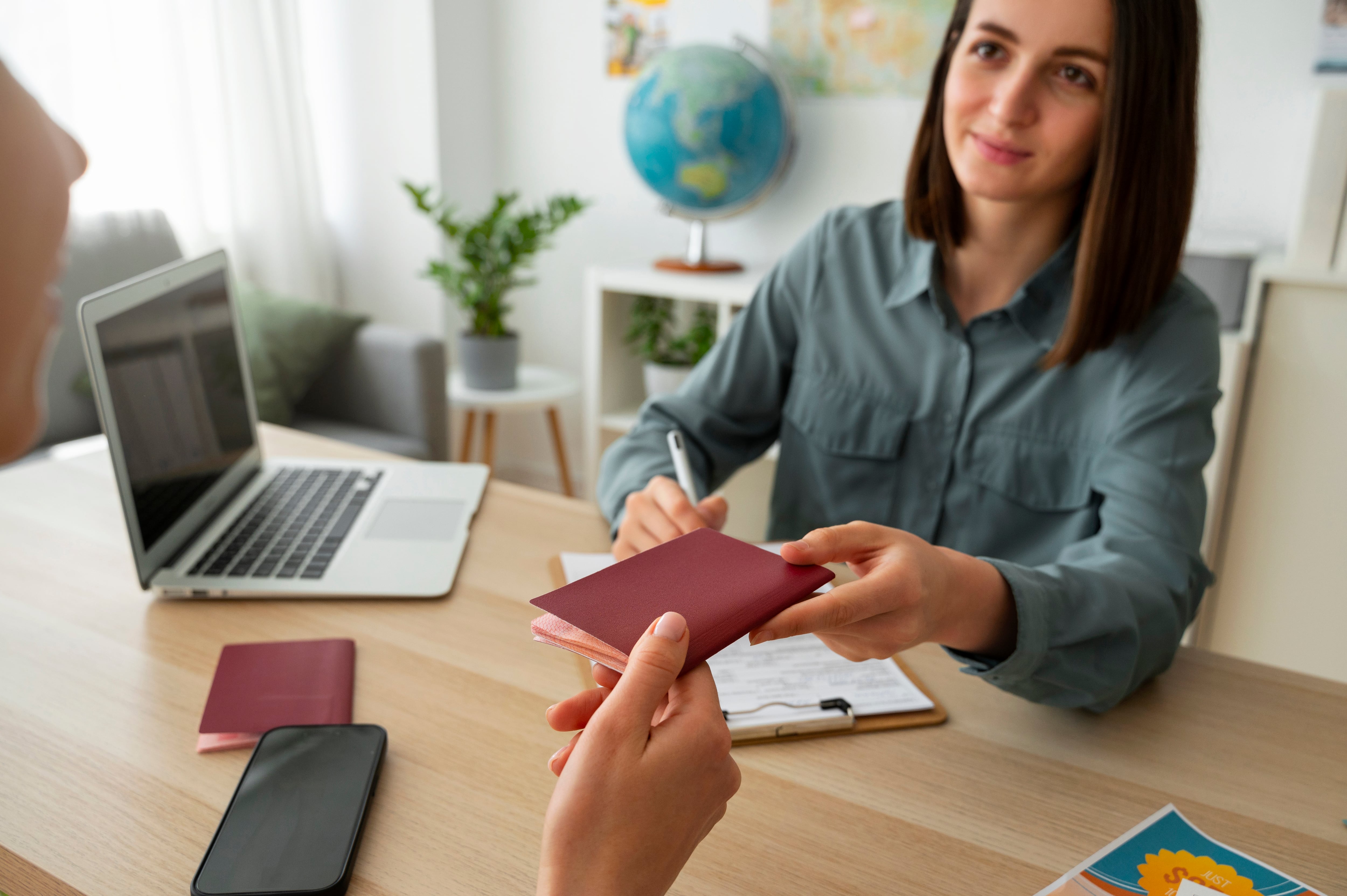 Imagen de una mujer entregando un pasaporte
