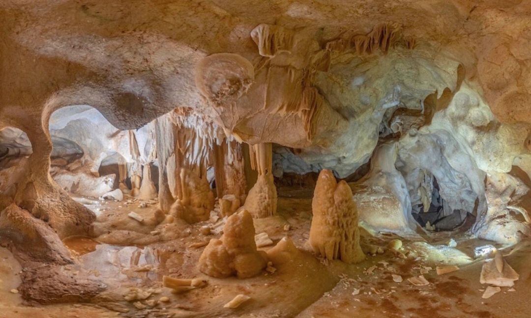 Interior de la gruta descubieta bajo la cantera en Málaga