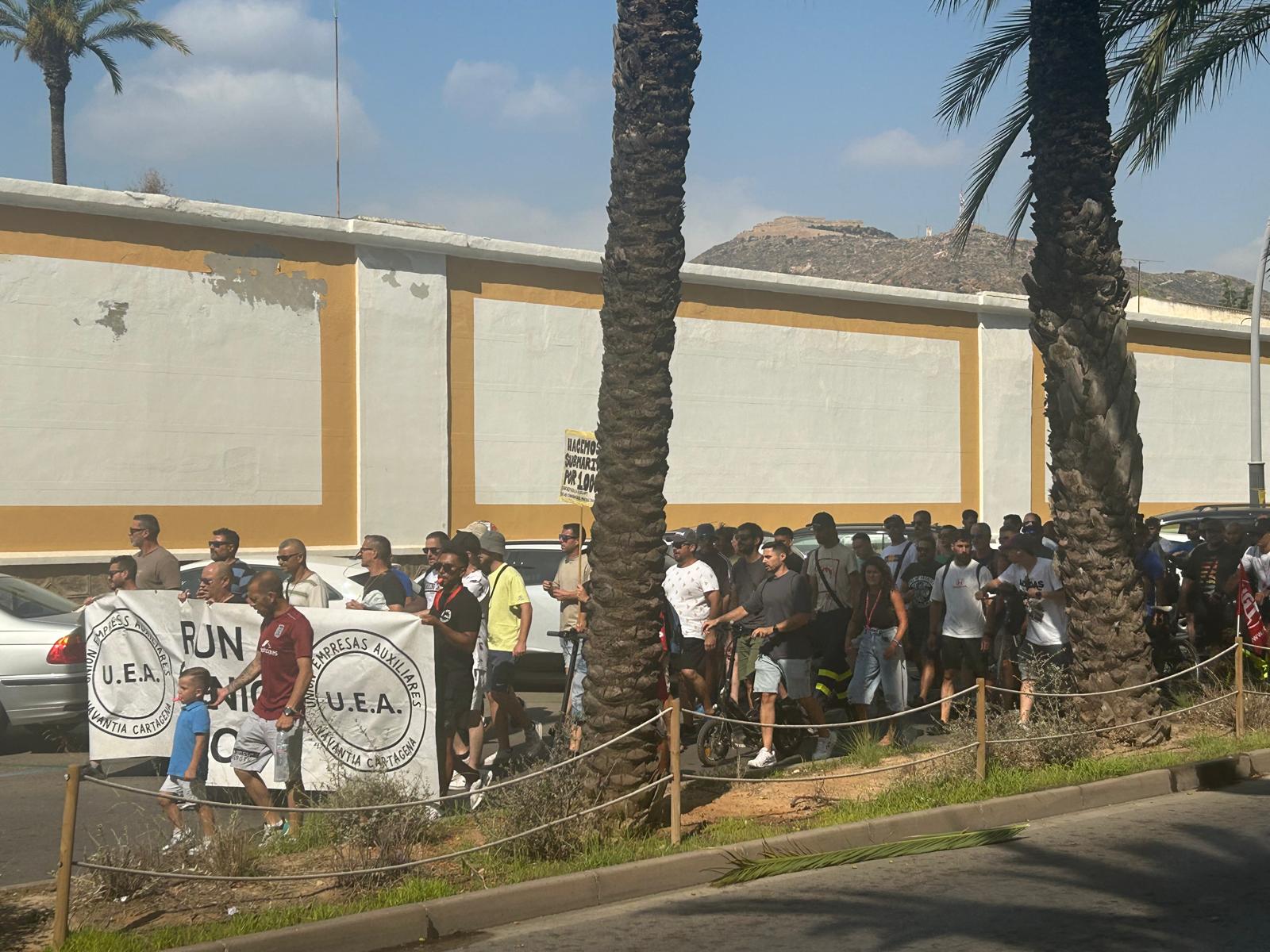Trabajadores en huelga marchan por la Calle Real