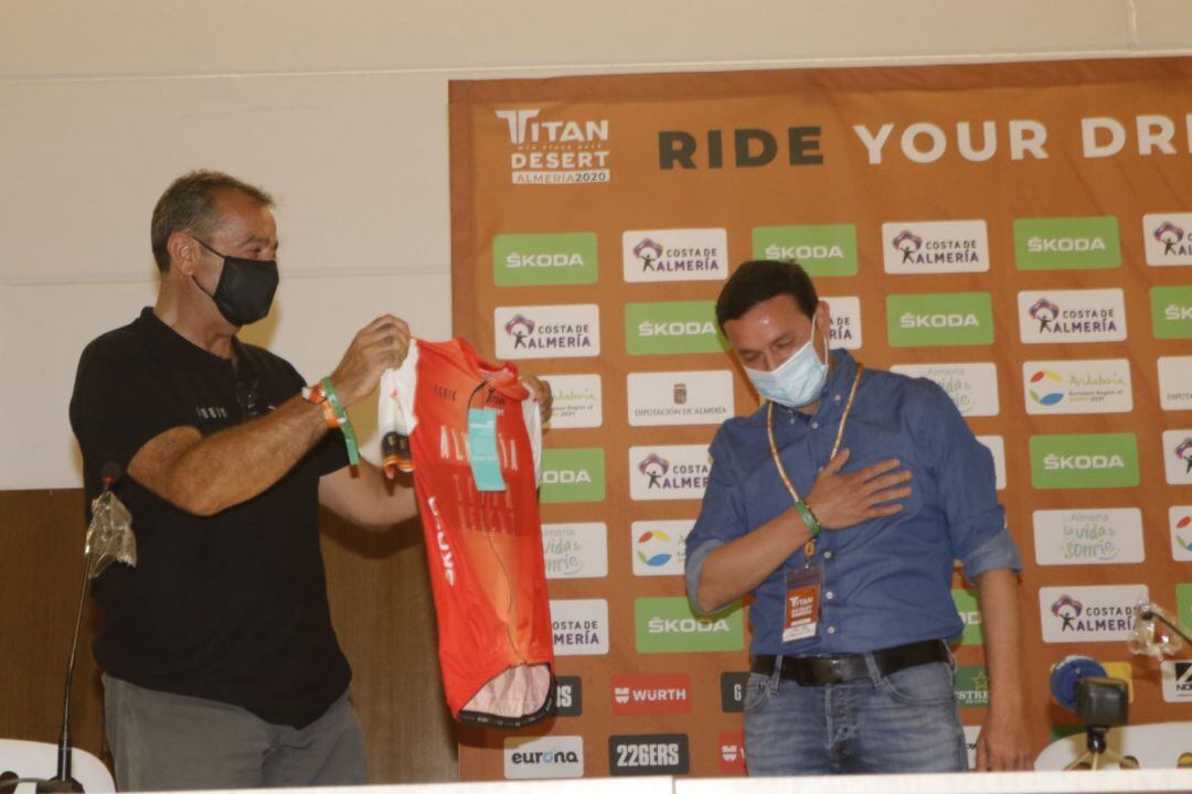 Javier A. García recibe la camiseta de la carrera.