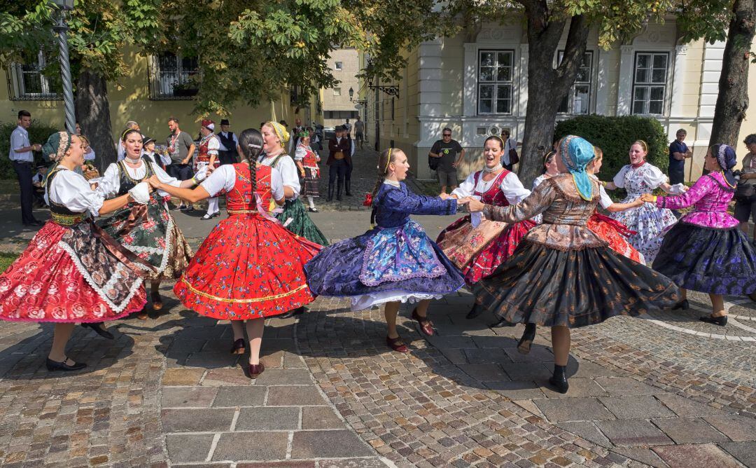 Mujeres húngaras baliando