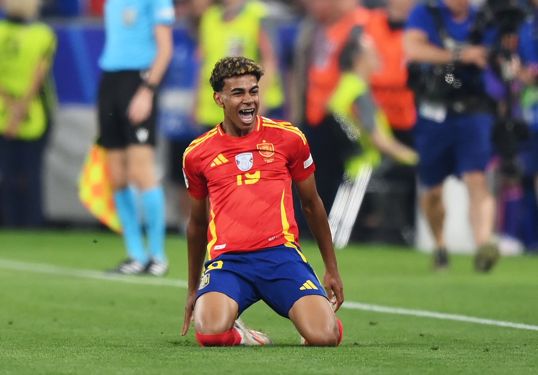 Lamine Yamal celebra su primer gol en la Eurocopa frente a Francia.