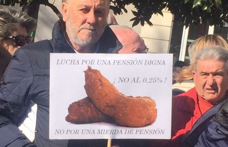 Dos pensionistas con un cartel durante la protesta.