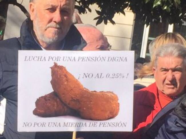 Dos pensionistas con un cartel durante la protesta.
