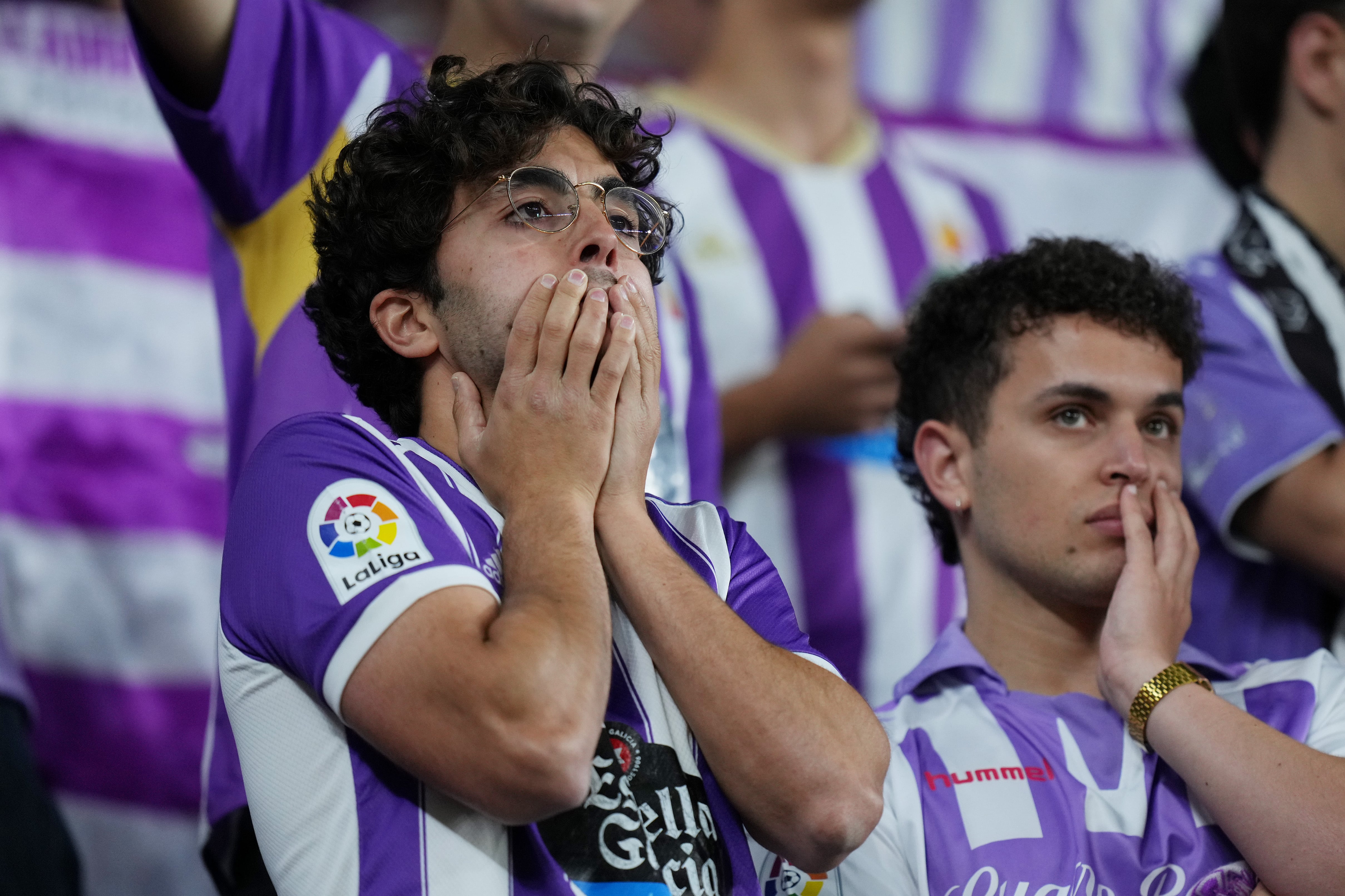 Dos aficionado del Real Valladolid se lamentan tras el descenso a Segunda División