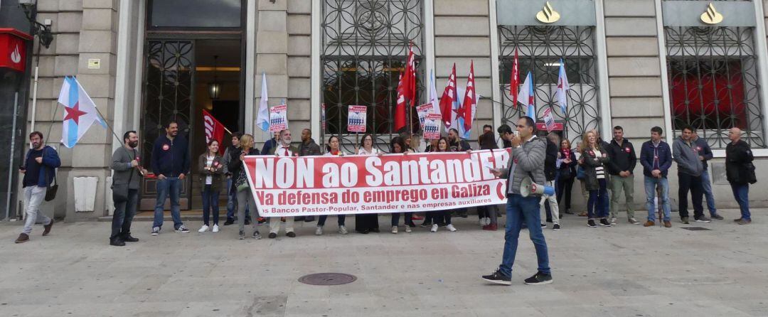 Concentración de los trabajadores del Banco Santander, A Coruña