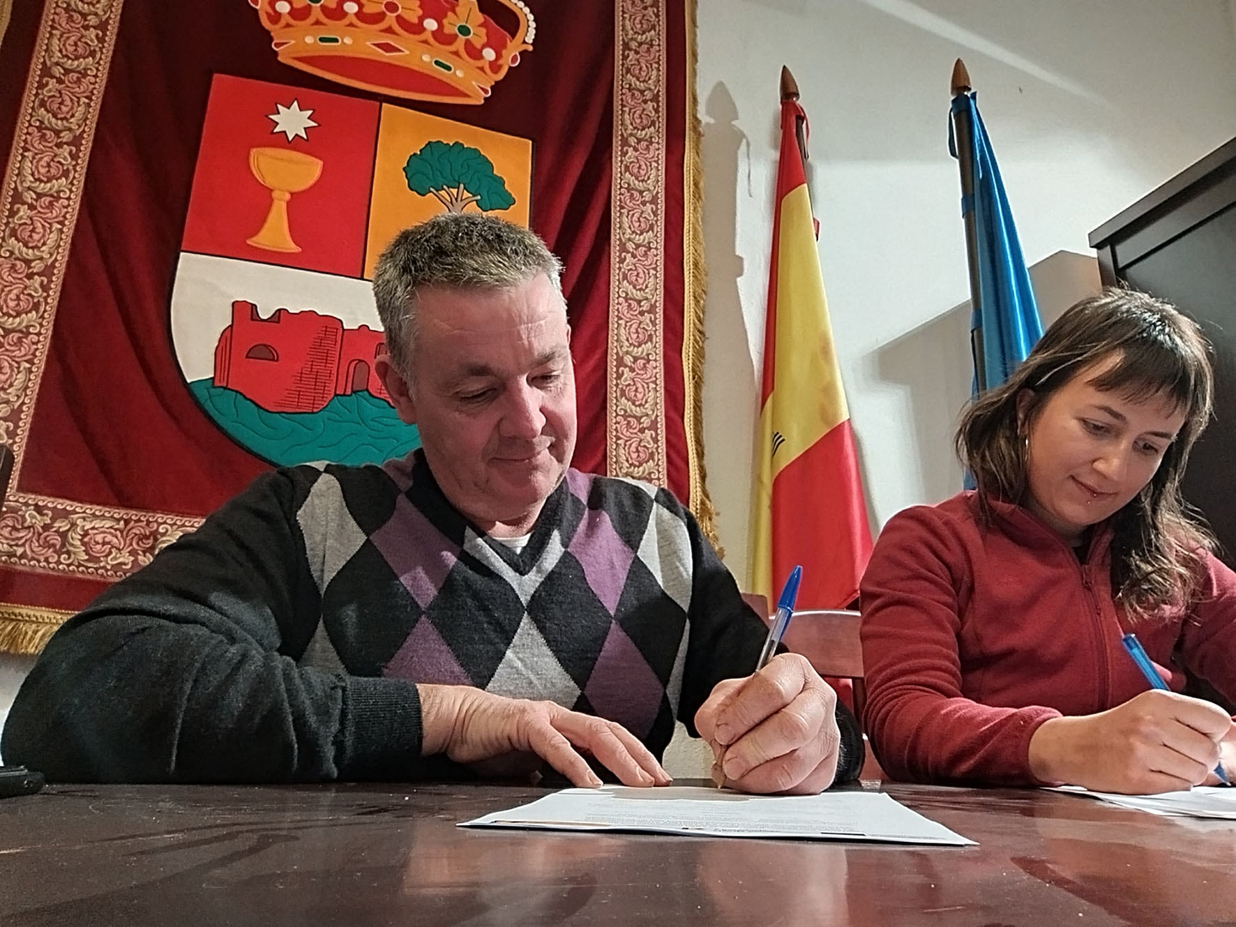 Firma del acuerdo por parte del alcalde de Cardenete, Paco Cócera.