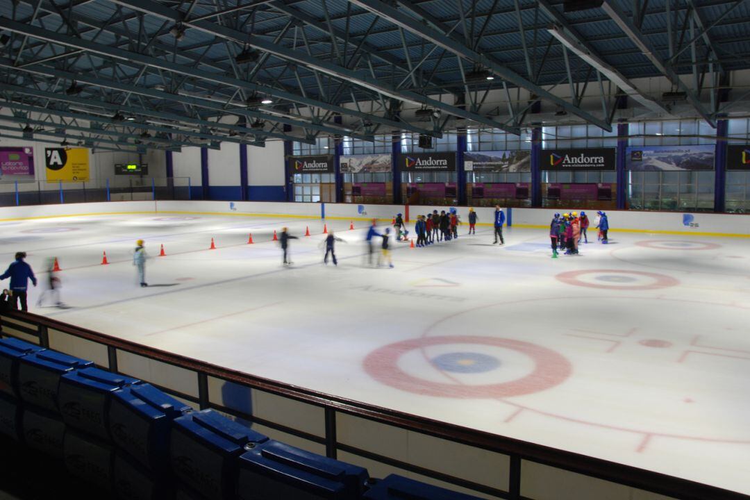 Infants patinant al Palau de Gel.