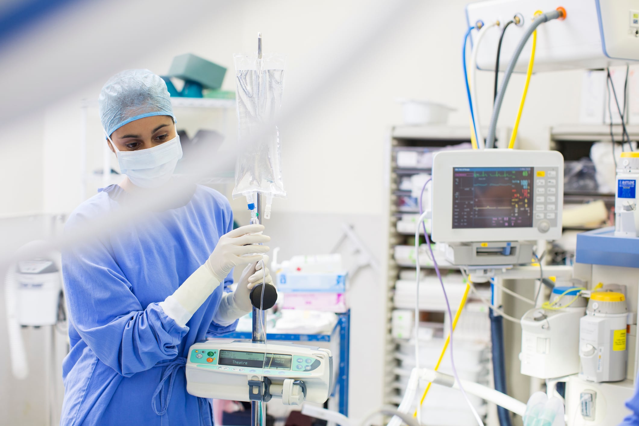 Enfermera controla el monitoreo en un hospital