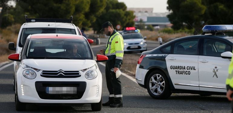 Un agente de la Guardia Civil da el alto a un vehículo en un control de tráfico realizado en Elche (Alicante). 