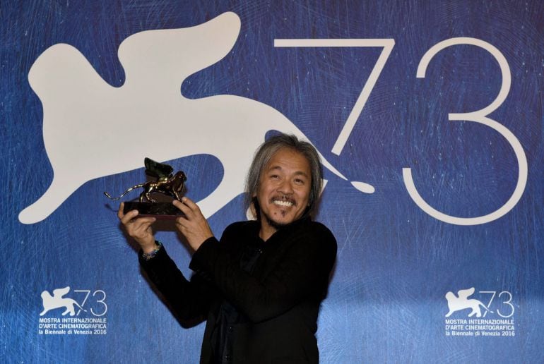 Filipino film maker Lav Diaz holds the Golden Lion award for his movie &#039;Ang Babaeng Humayo&#039; (The woman who left) during the awarding ceremony del Festival de Cine de Venecia