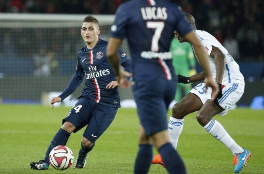 VAL101. Paris (France), 09/11/2014.- Marco Verratti (L) of Paris Saint Germain in action during the French Ligue 1 soccer match between Paris Saint-Germain and Olympique Marseille at Parc des Princes stadium in Paris, France, 09 November 2014. (Francia, M