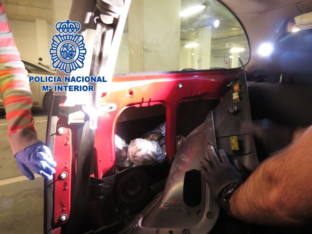 Los acusados escondían la droga en dobles fondos de los coches.