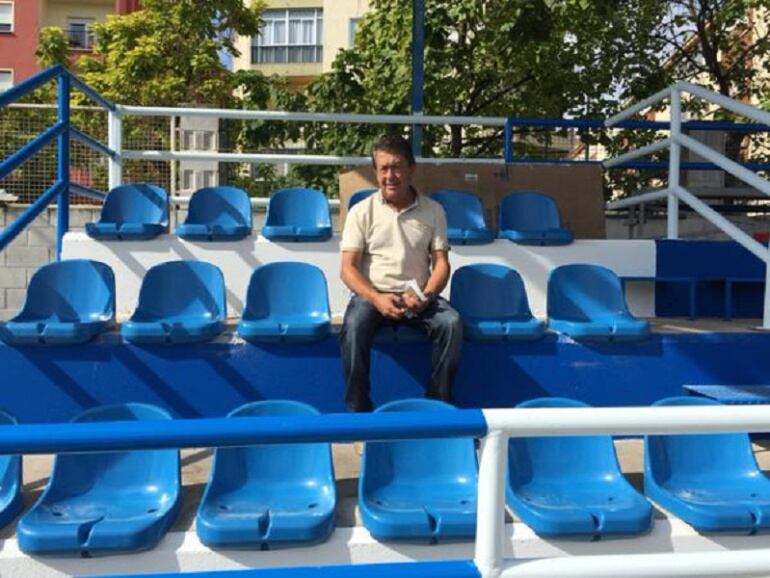 El presidente Jesús Navarro en el palco del campo de El Carmen donde juega sus partidos como local el CD Ebro