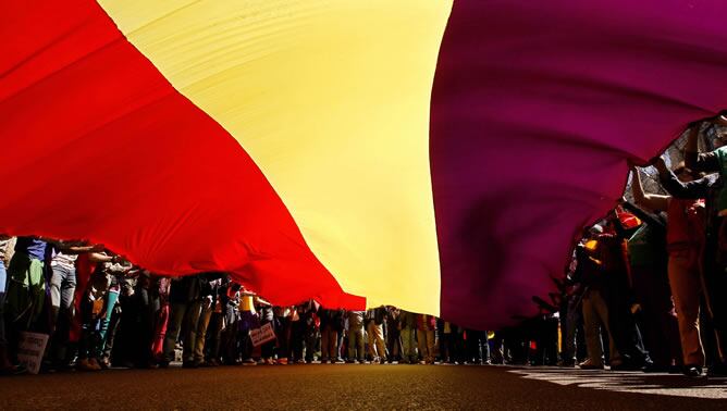 La bandera gigante de la República de la manifestación de este domingo.