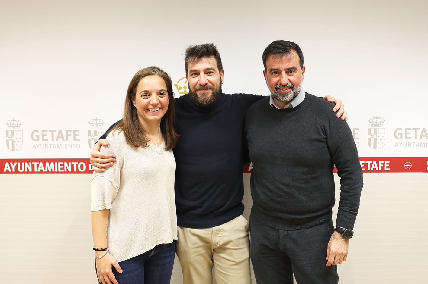 El actor Raúl Tejón (centro) junto con la alcaldesa de Getafe y el concejal de Cultura de esta ciudad.