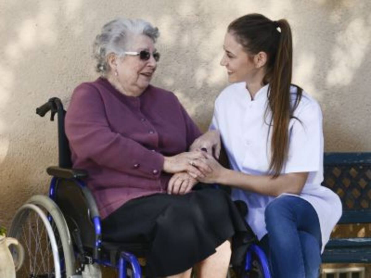 La Plataforma de la Dependencia pide la dimisión de la consejera por "la reducción de ayudas para el cuidado familiar"