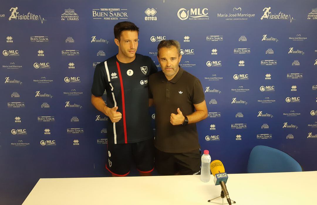 Joan Grasa y Juan Arsenal posan en la sala de prensa de Linarejos