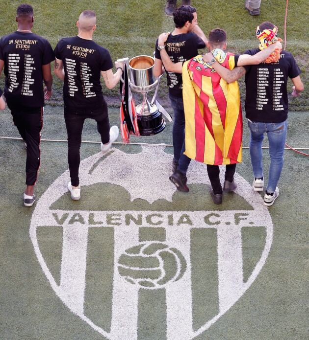 Los jugadores del Valencia CF en el estadio de Mestalla donde miles de aficionados festejan el título de Copa del Rey