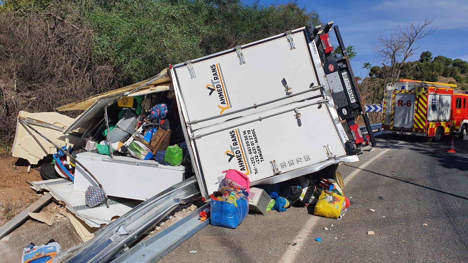 El camión volcado sobre la vía