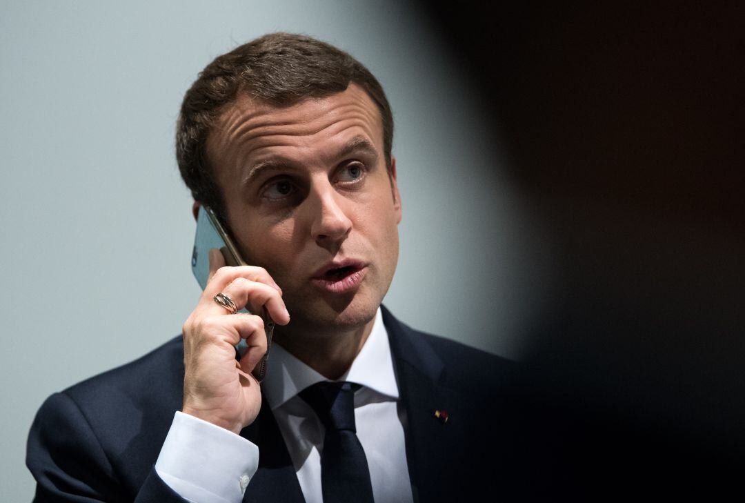 Emmanuel Macron habla por teléfono en una imagen de archivo.